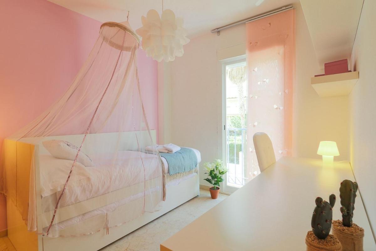 C43 - Family House With Terrace And Shared Pool Villa เบนัลมาเดนา ภายนอก รูปภาพ