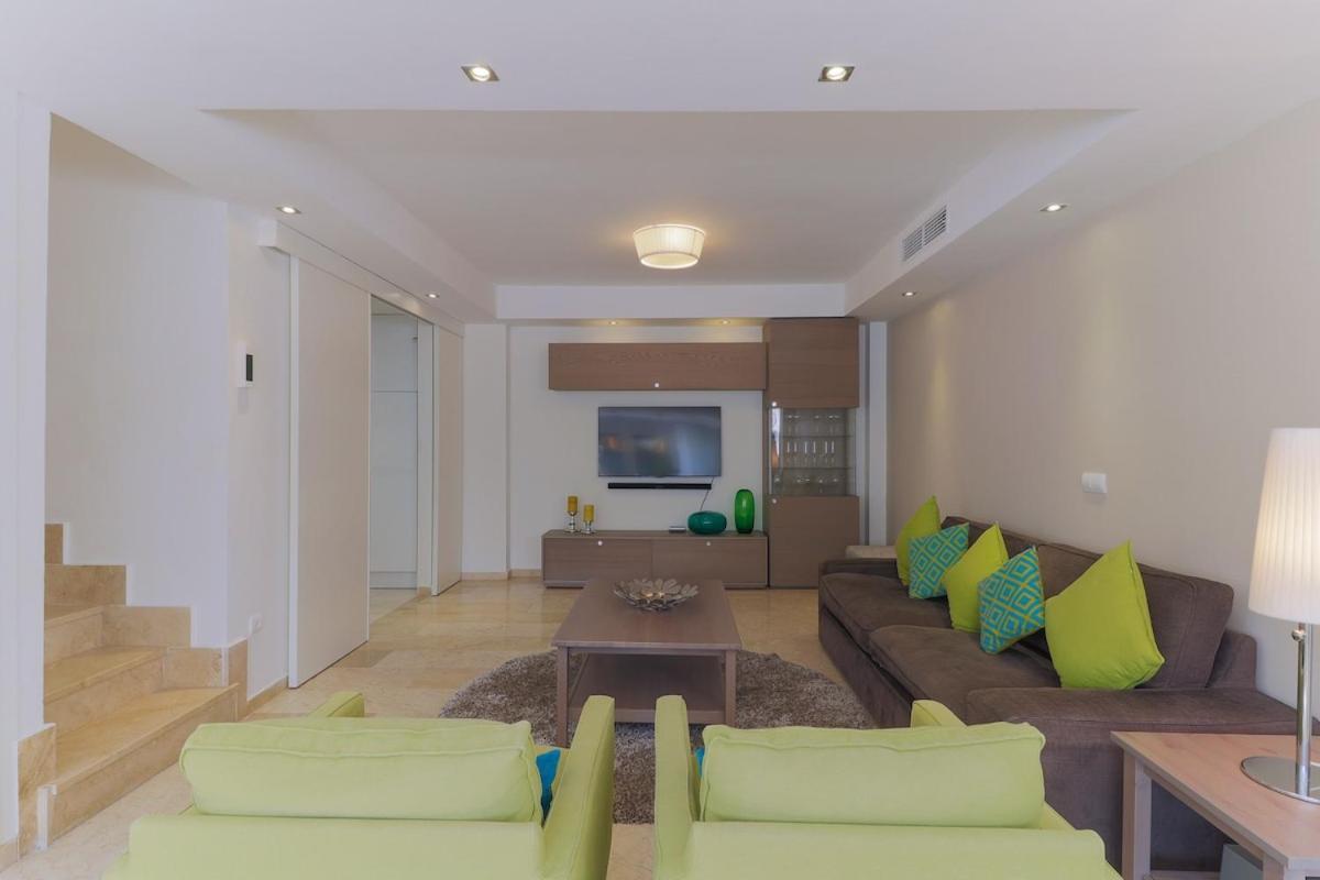 C43 - Family House With Terrace And Shared Pool Villa เบนัลมาเดนา ภายนอก รูปภาพ